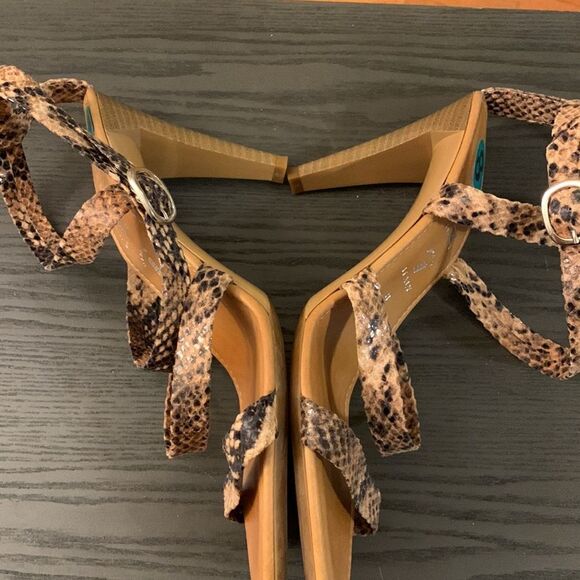 Italian shoemakers size 8 heels reptile print detail.  NWOT - Picture 3 of 9